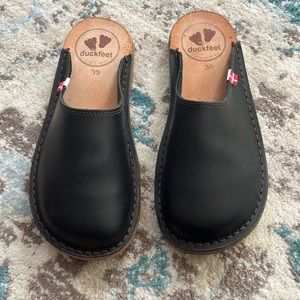 EUC: Black Duckfeet Blavand shoes. Size 39